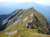 Via Normale Monte Alto - La cresta rocciosa di discesa verso il Passo del Cerreto dalla vetta del Monte Alto