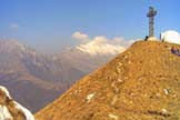 Via Normale Monte Due Mani - Croce di vetta col Bivacco Locatelli-Scaioni-Milani