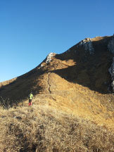 Via Normale Monte Due Mani - da Ballabio - Dossone erboso che conduce alla cresta