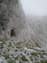 Via Normale Sasso Nero - La sella dove sono presenti alcuni bunker della prima guerra mondiale, con la cengetta che conduce i