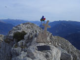 Via Normale Becco di Filadonna (traversata) - La piccola croce della cima a ricordo di un amico scomparso