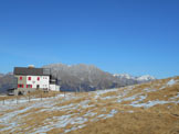 Via Normale Monte Alto - Rifugio Magnolini e, alle spalle, la Presolana