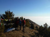 Via Normale Monte Colombina / Monte Valtero - Le bandierine di vetta. Alle spalle la croce panoramica