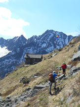Via Normale Cima Crocette - Rifugio Lidesh e, alle spalle, la Cima Crocette