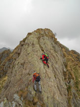 Via Normale Monte Barone (cresta SE) - La paretina di II per raggiungere la Cima N del Monte Gemevola