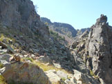 Via Normale Capu A U Ceppu - Dal colletto con ometto, il traverso per raggiungere l´evidente sella di (q. 1640 m circa)