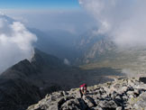 Via Normale Pizzo del Ferro Orientale (traversata Val del Ferro-Qualido) - Sulla pala sommitale, con lo sfondo della val del Ferro