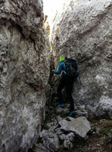 Via Normale Creste/Cima Bares - Passaggio tra rocce