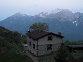 Via Normale Zucco del Corvo - Il Rifugio Buzzoni e allorizzonte le Grigne