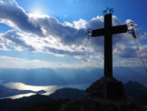 Via Normale Monte Croce - La grande croce di vetta e il panorama sul Lago