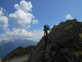 Via Normale Monte Arcoglio - Saltino roccioso durante la discesa dalla cresta NW del Monte Arcoglio