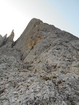 Via Normale Cima della Madonna (Spigolo del Velo) - Lattacco della via: a sinistra il canalino che sale verso la Parete N da ignorare