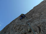 Via Normale Cima della Madonna (Spigolo del Velo) - Lungo uno dei tiri chiave di V+