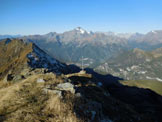 Via Normale Monte Acquanera - Panorama di vetta, al centro il paese di Chiesa in Valmalenco, in alto il M. Disgrazia