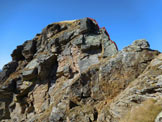 Via Normale Monte Acquanera - Cresta ENE - Le rocce sommitali, si arrampica (II-) poco a destra del filo di cresta (linea rossa)