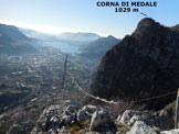 Via Normale Dente del Coltignone - La piccola croce di vetta e il panorama sulla citt di Lecco