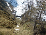 Via Normale Cima del Larice - In cima al canale erboso, a centro immagine il Lago di Pescegallo