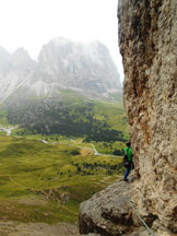 Via Normale Seconda Torre del Sella (Via Demetz) - Il traverso lungo la cengia alla partenza di L6