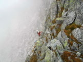 Via Normale Pizzo Badile - Superando il masso aggettante lungo il traverso iniziale