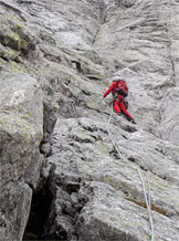 Via Normale Pizzo Badile - Lungo le placche lavorate nella parte alta del canale