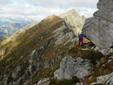 Via Normale Pizzo Costisc - Lungo la cengia che aggira il salto roccioso sotto la Cima Basa