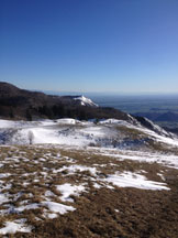 Via Normale Monte Valinis - Panorama dalla cima verso la rampa di lancio di deltaplani e parapendii 