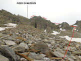 Via Normale Pizzo di Mezzod - Nellalto versante detritico W del Pizzo di Mezzod, a destra il canaletto