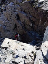 Via Normale Sasso Moro (Via Rifugio Bignami) - Un altro passaggio tra le scure rocce