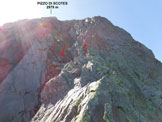 Via Normale Pizzo di Scotes - Sulla parte sommitale della cresta N del P. di Scotes, a sinistra il canaletto detritico