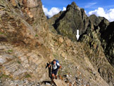 Via Normale Piz dal Teo - Lungo la cengia dopo la selletta (indicata dalla freccia bianca)