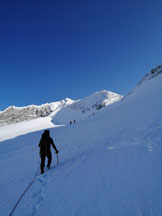 Via Normale Punta Bianca - Versante Nord   - Sullo sfondo la croce di vetta