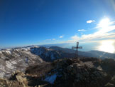 Via Normale Monte Rama Canale Nord - Croce di vetta; sullo sfondo Levante Ligure e gruppo Argentea.