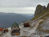 Via Normale Monte Tambura (versante Resceto) - Passo della Focolaccia: biv. Aronte sulla destra e coste della Versilia allorizzonte