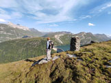 Via Normale Pizzo del Crotto - Primo ometto con panorama sul lago di Lei e la Svizzera