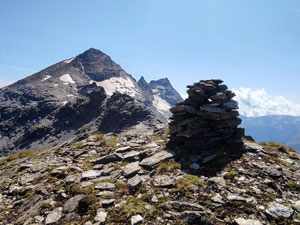 Via Normale Pizzo del Crotto - Ometto di vetta con sullo sfondo Pizzo della Pal e il Pizzo Emet