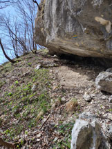 Via Normale Monte Fara da sud - Grotta lungo il percorso