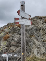 Via Normale Monte Crostis - Cartello direzionale a Forcella Plumbs