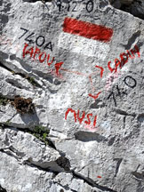 Via Normale Monte Tapou - masso con indicazioni presso la forcella in salita