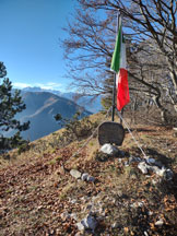 Via Normale Monte Jouf - Bandiera sulla cima maggiore