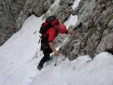 Via Normale Cima del Brutt Pass - Salto di roccia e neve quasi alla fine del canale