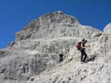 Via Normale Cima dei Frati - Traverso su ghiaie dure verso il prato pensile