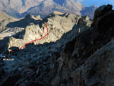 Via Normale Sasso Campana - Cresta E - Sguardo retro dal pendio finale, sui 2 risalti affilati da aggirare a S