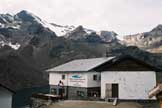 Via Normale Cima Gioveretto - Il Rifugio Canzianie sullo sfondo la Cima Sternai