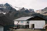 Via Normale Cima Gioveretto - Il Rifugio Canzianie sullo sfondo la Cima Sternai