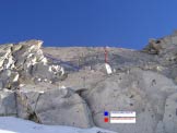 Via Normale Car Alto - Cresta Est - La parete di III con in rosso il tiro diretto in blu la variante pi facile