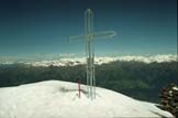 Via Normale Punta di Lasa - La croce di vetta. Sullo sfondo le Alpi Venoste.