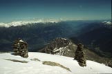 Via Normale Punta di Lasa - Ometti di pietra. Dietro, la Val Venosta.