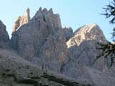 Via Normale Campanile Toro - La cima del Campanile Toro illuminata dal sole e il Castellato alla destra