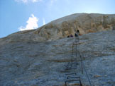 Via Normale Marmolada - Punta Penia (cresta W) - Staffe lungo una parete