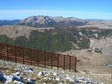 Via Normale Monte Rocca Chiarano - Barriere anti valanghe e in fondo il Gruppo del Marsicano